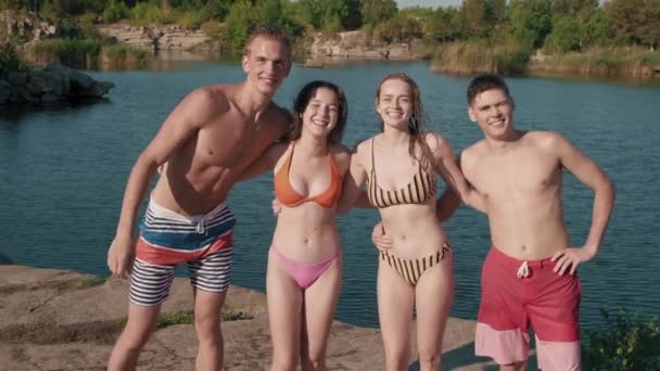 Göl Kenarında Durup Kameraya Gülümseyen Mayo Giymiş Bir Grup Mutlu — Stok video