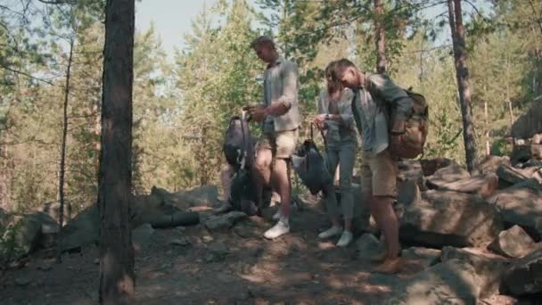 Tiro Médio Jovens Felizes Pegando Suas Mochilas Continuando Sua Caminhada — Vídeo de Stock