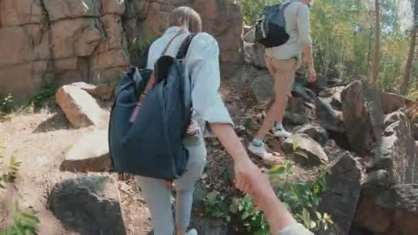 Pov Ujęcie Mężczyzny Trzymającego Rękę Młodą Kobietę Spacerującego Nią Kilkoma — Wideo stockowe