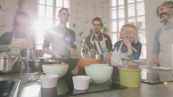 Yavaş Çekimde Beş Kişi Şefin Aşçılık Kursunun Pencerelerinden Güneş Işığı — Stok video