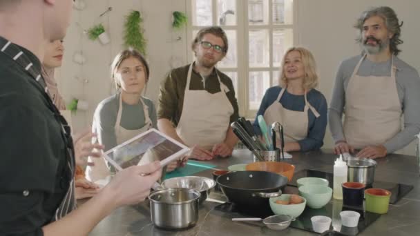 Plan Moyen Groupe Personnes Diverses Écoute Jeune Chef Masculin Avec — Video