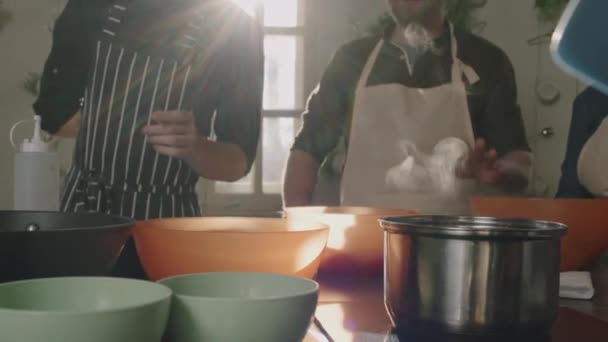 Миски Паровий Горщик Кухонному Столі Під Час Уроків Приготування Їжі — стокове відео