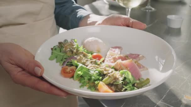 マグロの切り身 アルグラの葉 新鮮な野菜のおいしいサラダと女性の手を保持プレートの閉じる — ストック動画