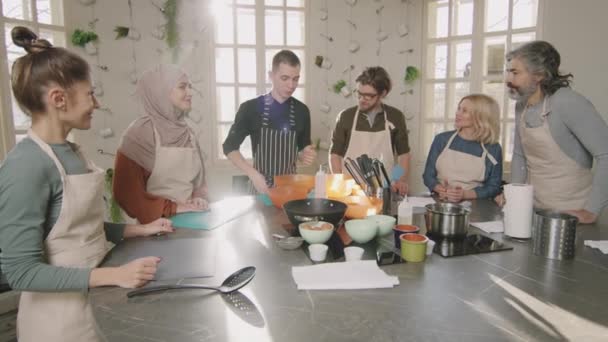 Büyük Yemek Masasının Etrafında Durup Şefin Onlara Yemek Pişirmeyi Öğretmesini — Stok video