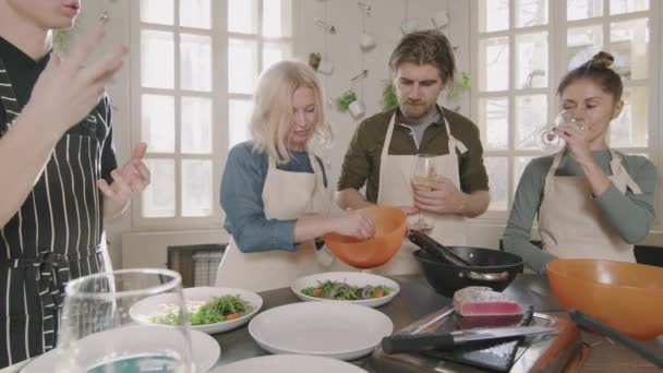 Plan Moyen Ralenti Petit Groupe Diversifié Personnes Qui Amusent Cuisiner — Video