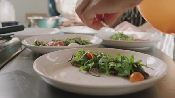 Slowmo Zblízka Nerozeznatelné Mužské Ruce Zdobí Právě Vařené Pokrmy Bílých — Stock video