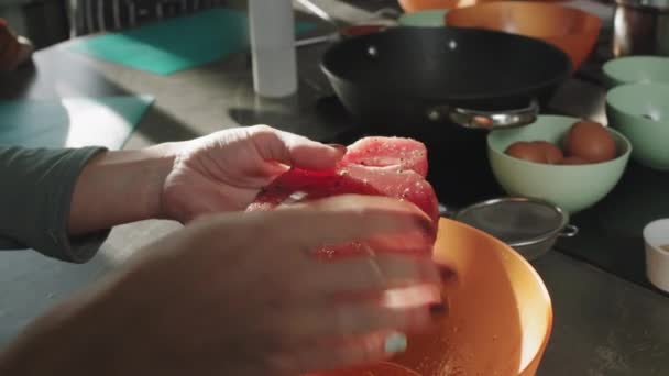 Shora Zblízka Nerozeznatelné Ženské Ruce Držící Syrový Steak Tuňáka Obracející — Stock video