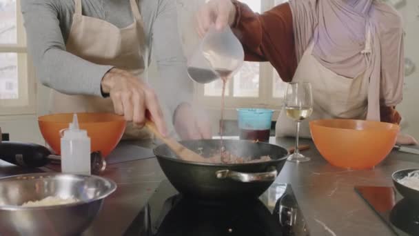 Spowolnione Ujęcie Środkowe Nierozpoznawalnego Mężczyzny Kobiety Fartuchach Gotujących Razem Smażone — Wideo stockowe