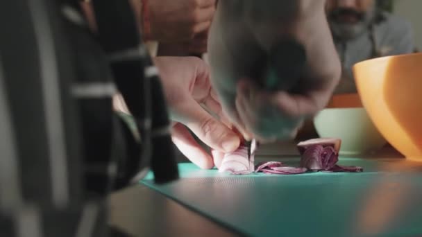 Close Chef Masculino Irreconhecível Cortando Cebola Vermelha Cozinhar Frente Pequeno — Vídeo de Stock