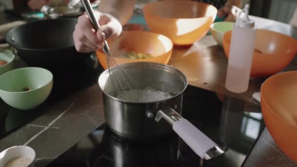Zbliżenie Nierozpoznawalne Samiec Kucharz Gotowanie Gotowane Jajko Wrzącym Garnku Przy — Wideo stockowe