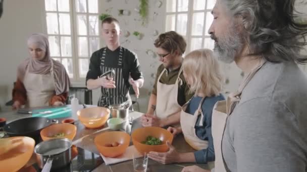 Inyección Mediana Hombre Adulto Caucásico Que Asiste Clase Cocina Con — Vídeos de Stock