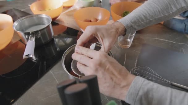 Arriba Toma Aérea Cámara Lenta Manos Masculinas Irreconocibles Que Agrietan — Vídeos de Stock