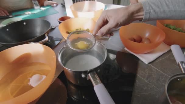 시간에 우려낸 달걀을 만들기 냄비에 위에서 움직임 — 비디오