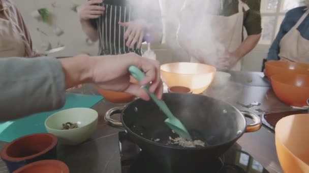 Zwolnione Tempo Zbliżenie Grupy Osób Praktykujących Gotowanie Mistrzowskich Zajęciach Kulinarnych — Wideo stockowe
