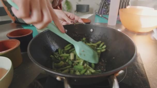 Primer Plano Cámara Lenta Una Mujer Irreconocible Que Practica Cocina — Vídeo de stock