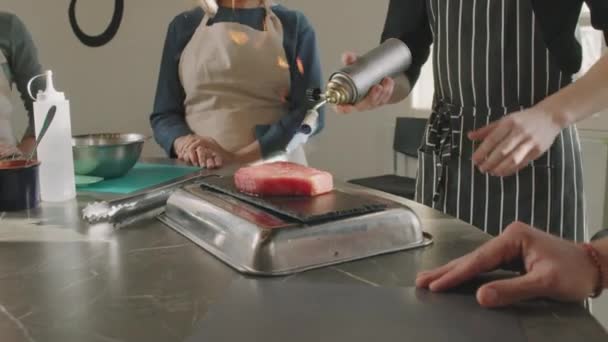 Zeitlupenaufnahme Eines Unkenntlich Gemachten Männlichen Kochs Beim Kochen Von Thunfischsteak — Stockvideo