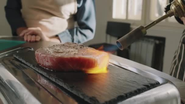 Langzame Close Van Chef Kok Koken Gebakken Tonijn Steak Met — Stockvideo