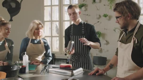 Slow Motion Tiro Médio Jovem Cozinheiro Caucasiano Cozinhando Bife Atum — Vídeo de Stock