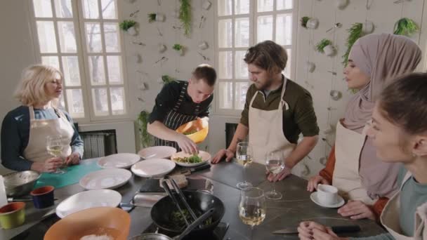 Slow Motion Medium Shot Van Jonge Blanke Mannelijke Chef Kok — Stockvideo