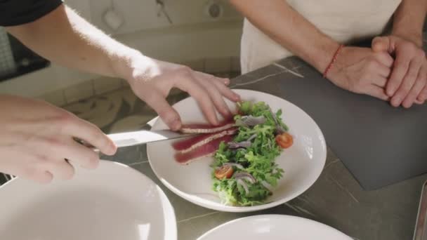 유명하지 요리사가 스테이크를 위에서 내놓는 느림보의 모습을 가까이 것입니다 — 비디오