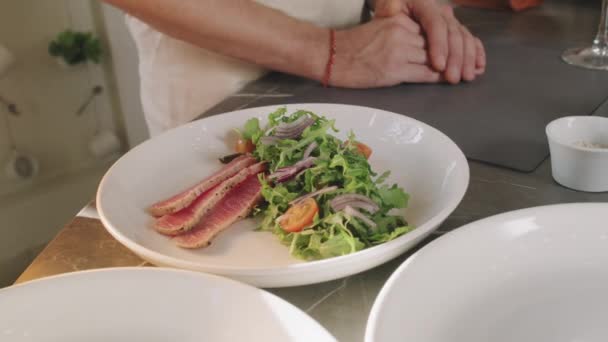 Primer Plano Chef Irreconocible Que Sirve Plato Tipo Restaurante Plato — Vídeo de stock