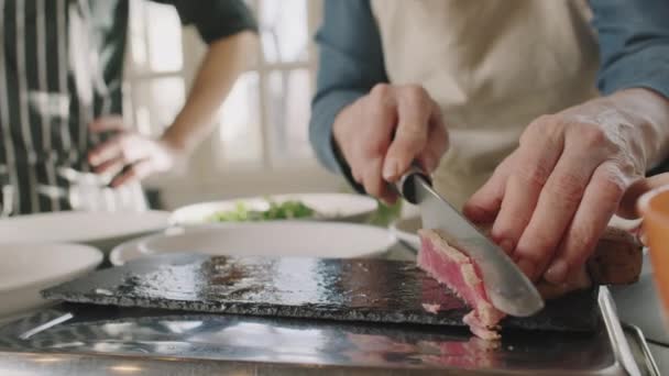 Detailní Záběr Nerozpoznatelné Ženy Krájející Smažený Tuňákový Steak Plátcích Během — Stock video