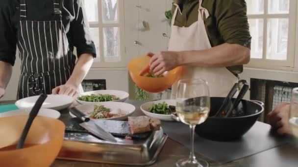 Slow Motion Midsectie Shot Van Chef Kok Uit Leggen Kooktechnieken — Stockvideo