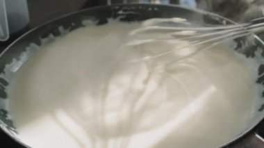 Yavaşça yaklaş. Lezzetli kremalı bechamel sosu pişir. Kızartma tavasında mükemmel bir tutarlılık olsun.