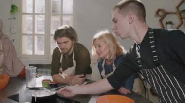 Aşçılık kursunda öğrencilerinin pişirdiği tavada bechamel sosu yapılan yavaş çekim.