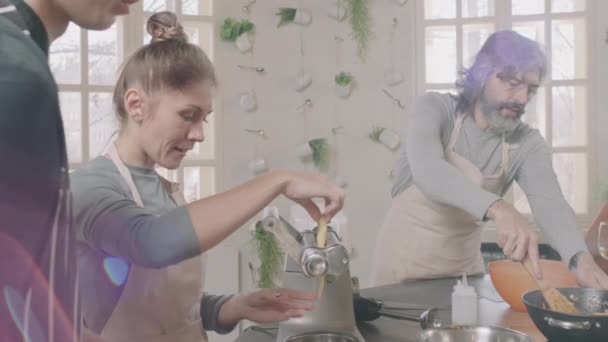 Slow Motion Medium Skott Glad Ung Kvinna Som Arbetar Med — Stockvideo