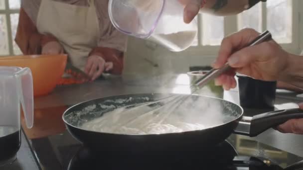 Tanımlanamayan Insanların Birlikte Yemek Pişirdiği Tavada Beşamel Sosu Yaptığı Krema — Stok video
