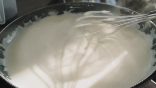 Yavaşça Yaklaş Lezzetli Kremalı Bechamel Sosu Pişir Kızartma Tavasında Mükemmel — Stok video