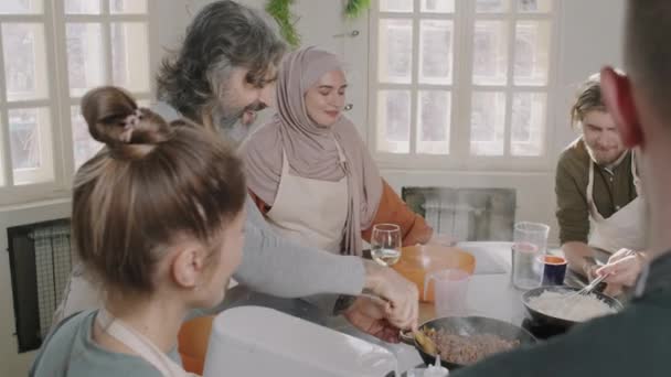 Yavaş Çekimde Aşçılık Kursunda Erkek Şefin Çeşitli Öğrencilerini Birlikte Yemek — Stok video