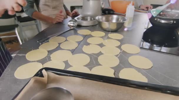 Dall Alto Colpo Cerchi Pasta Formati Lasagne Sul Tavolo Cucina — Video Stock