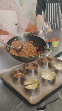 Ana yemek kursu sırasında hamur ve kıyma ile lazanya katmanları oluşturma yavaş yavaş dikey yakın çekim