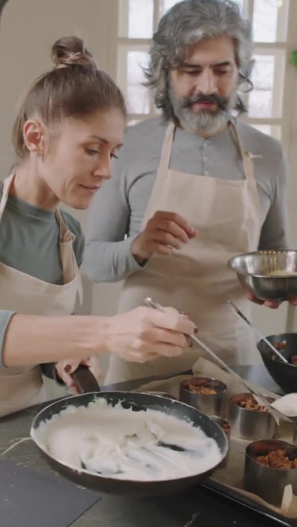 Slow Motion Tiro Médio Vertical Homem Mulher Cozinhar Lasanha Durante — Vídeo de Stock