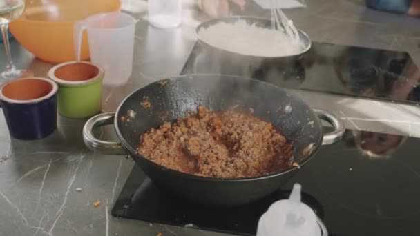 Closeup Van Aromatisch Gehakt Bakken Pan Fornuis Tijdens Kookles — Stockvideo