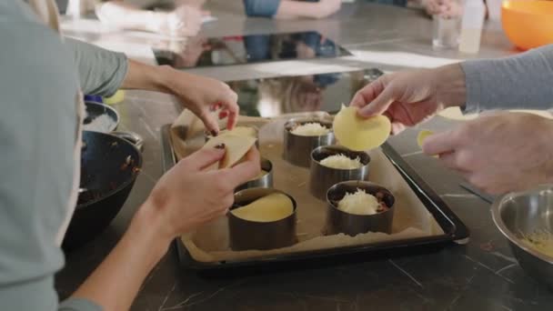 Primer Plano Cámara Lenta Pequeño Grupo Personas Que Aprenden Cocinar — Vídeo de stock