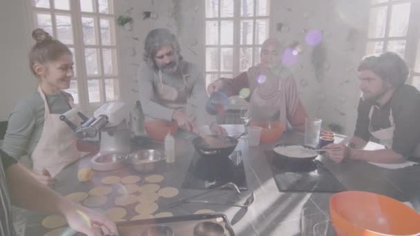 慢动作中等镜头的男厨师在烹饪课上教他的学生们煮宽面条 — 图库视频影像