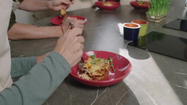 Bliska Spowolnieniem Nierozpoznawalnych Ludzi Jedzących Pyszne Samougotowane Lasagne Podczas Lekcji — Wideo stockowe