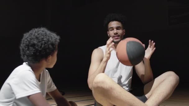 Langsame Aufnahme Eines Afroamerikanischen Basketballspielers Mit Ball Der Auf Dem — Stockvideo