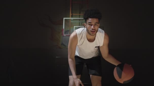 Slowmo Pochyla Się Ujęcie Młodego Czarnego Mężczyzny Odzieży Sportowej Dryblującego — Wideo stockowe