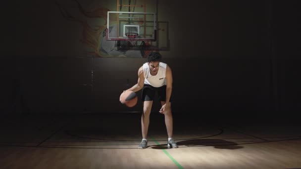 Slowmo Medium Shot Von Jungen Männlichen Schwarzen Basketballspieler Sportbekleidung Dribbelt — Stockvideo