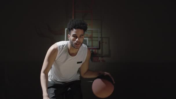 Långsam Lutning Unga Manliga Basketspelare Dribblande Boll Mörk Inomhus Domstol — Stockvideo