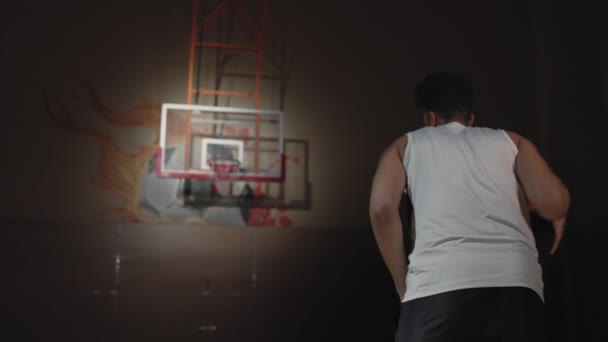 Slowmo Baixo Ângulo Tiro Jovem Jogador Basquete Masculino Driblando Atirando — Vídeo de Stock