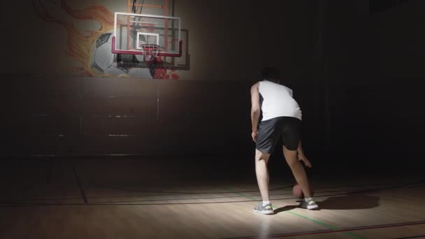 Powolne Ujęcie Męskiego Koszykarza Odzieży Sportowej Dryblującego Piłką Rzucającego Nią — Wideo stockowe