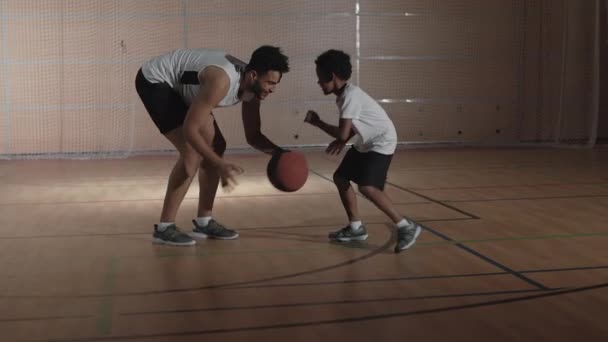 Slowmo Handheld Tracking Shot Szczęśliwy Młody Czarny Ojciec Odzieży Sportowej — Wideo stockowe