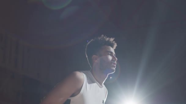 Slowmo Tiefflug Aufnahme Eines Jungen Afroamerikanischen Spielers Der Basketball Auf — Stockvideo