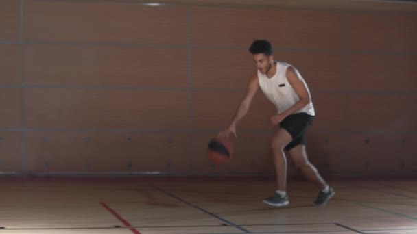 Verfolgen Des Langsamen Laufs Junger Schwarzer Sportler Der Ball Dribbelt — Stockvideo