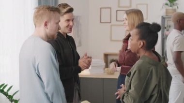 PAN mutlu gençlerin bir araya gelip sohbet ederken ve eğlenirken çekilmiş bir fotoğrafı.